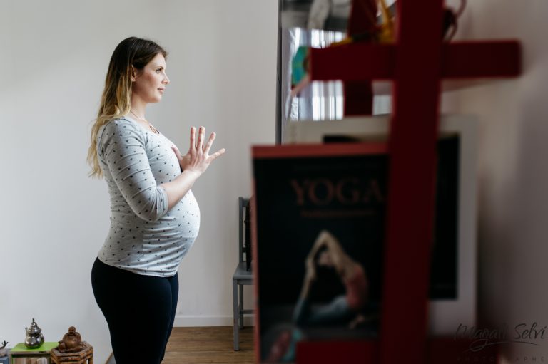 Séance photo grossesse Yoga prénatal à Nice avec Delphine Marie