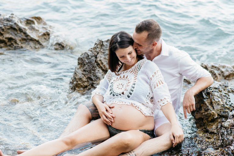 Séance photo grossesse en bord de mer sur la Côte d’Azur, Lisa et Loys