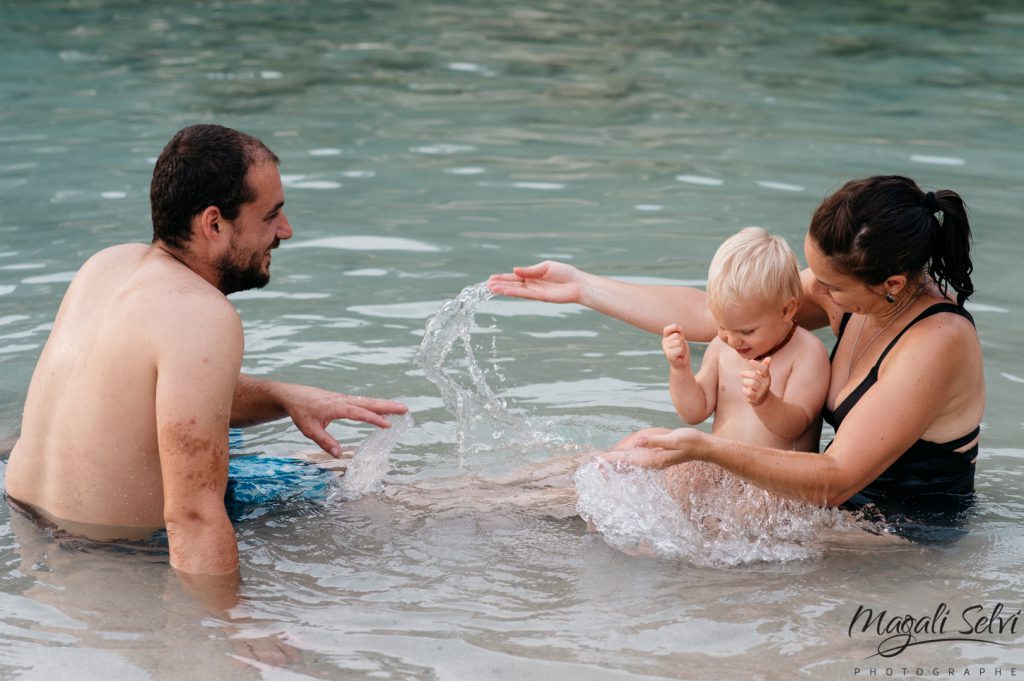 Séance photo lifestyle famille à la plage, Alpes Maritimes - Magali Selvi Photographe