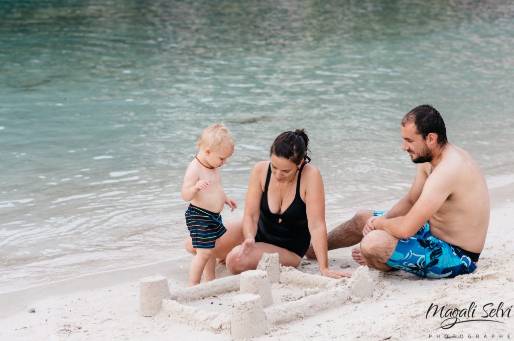 Reportage photo lifestyle famille à la plage, Alpes Maritimes - Magali Selvi Photographe