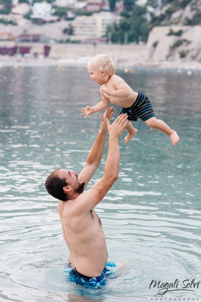 Reportage photo lifestyle famille à la plage, Alpes Maritimes - Magali Selvi Photographe