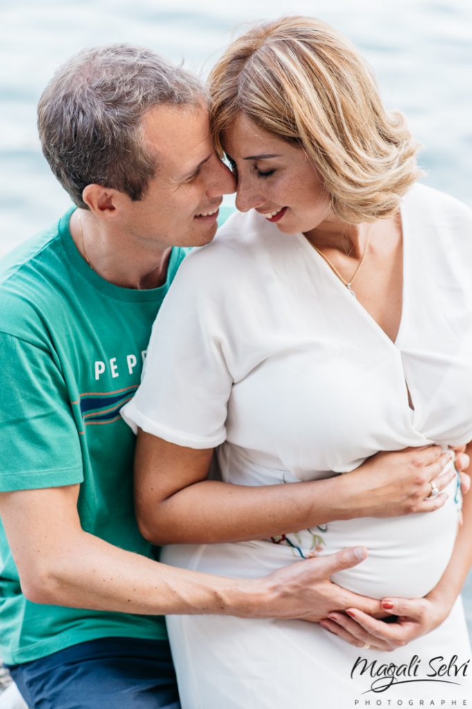 Photographe grossesse à la plage Côte d'Azur