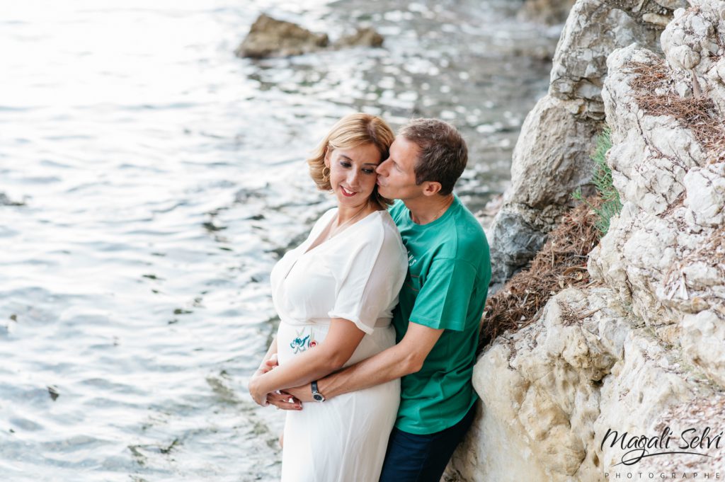 Photographe grossesse à la plage Côte d'Azur