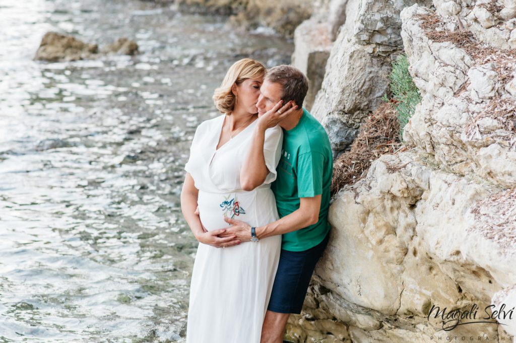 Photographe grossesse à la plage Côte d'Azur