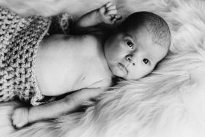 séance bébé a domicile - reportage photo naissance nice - photographe nouveau né alpes maritimes - photographe lifestyle naissance nice - magali selvi photographe - photos bébé naturelles nice