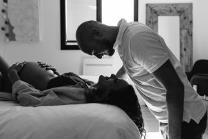 seance photo grossesse lifestyle - photographe lifestyle nice - magali selvi photographe - photographe famille alpes maritimes - photos au naturel - photos de grossesse a domicile - seance grossesse en exterieur nice