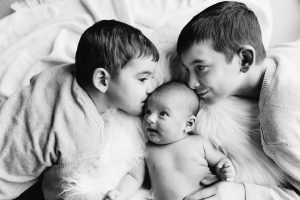 séance bébé a domicile - reportage photo naissance nice - photographe nouveau né alpes maritimes - photographe lifestyle naissance nice - magali selvi photographe - photos bébé naturelles nice