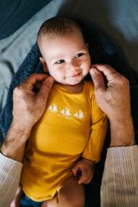 magali selvi photographe - photographe famille lifestyle nice - photo bébé à la maison