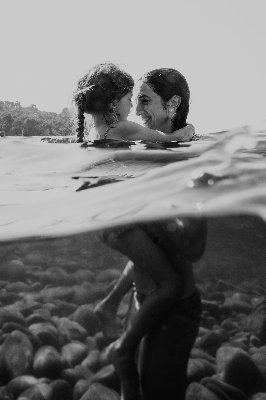 portrait lifestyle dans l'eau antibes - photo famille underwater antibes - magali selvi photographe