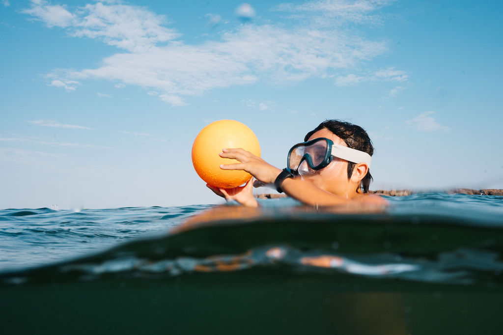 seance photo famille a la plage nice - photographe famille underwater nice - magali selvi